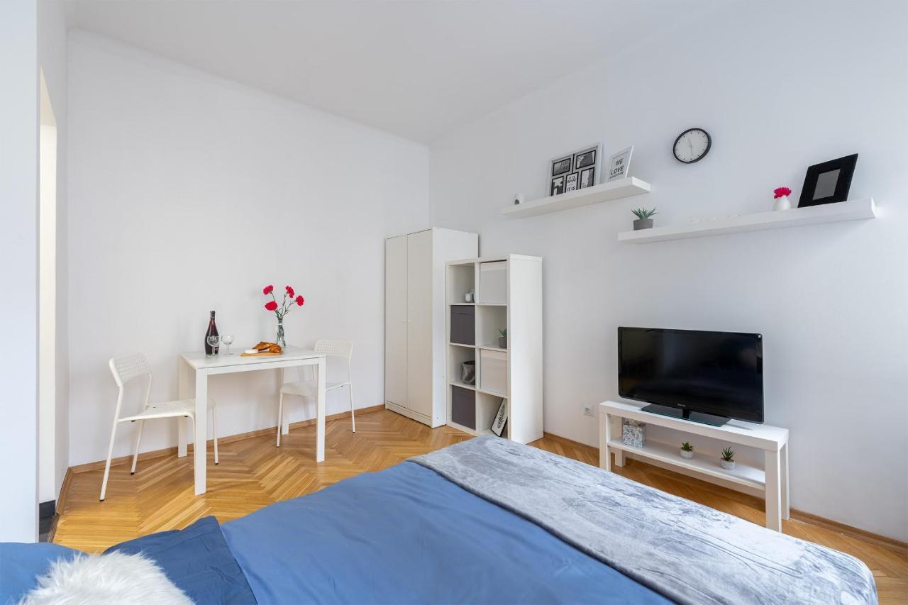 Krakowskie Przedmiescie 63: Private In Old Town